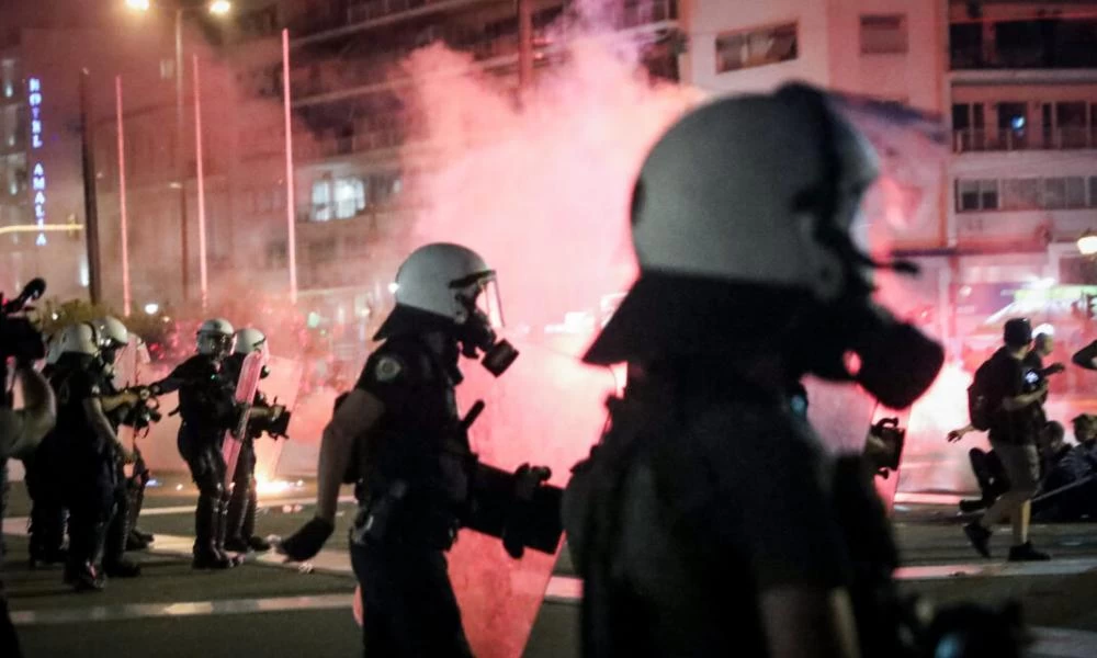 ΤΩΡΑ: Πορεία αντιεμβολιαστών στο κέντρο της Θεσσαλονίκης – “Πάρτε τα εμβόλια και φύγετε από εδώ” (φωτο&video)